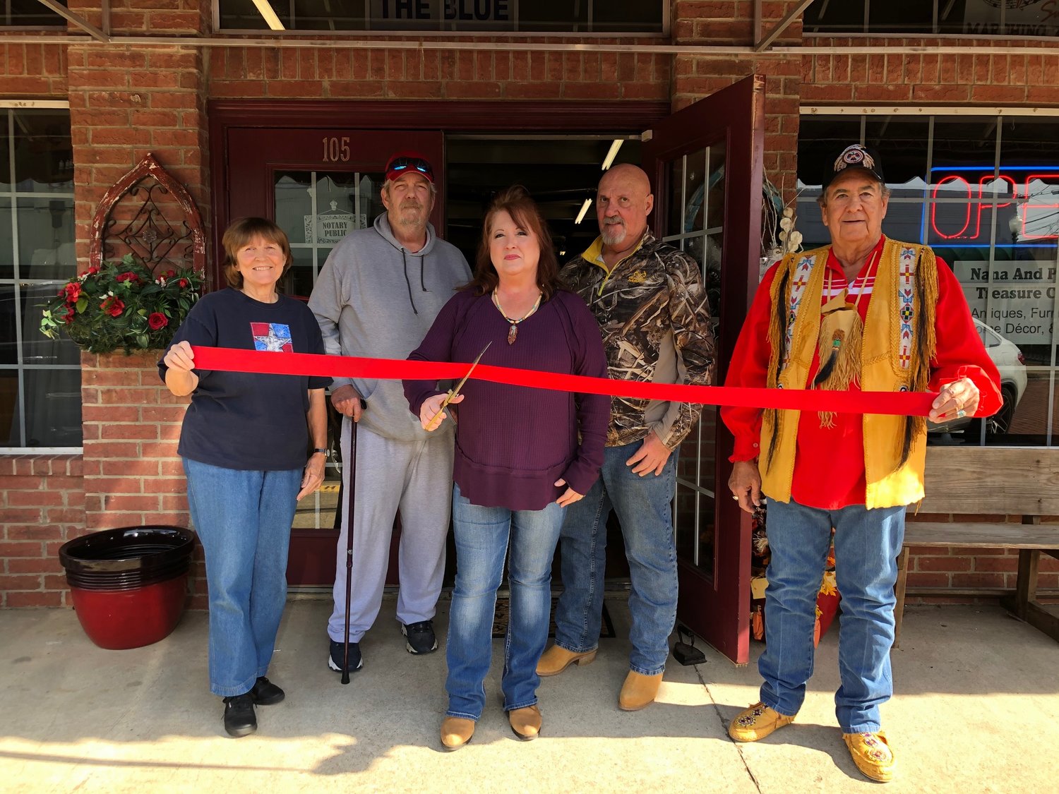 A ribbon cutting was held recently by the Mineola Chamber of Commerce at the new location of Nana and Papa’s Treasure Chest at 105 South Johnson St. in Mineola.